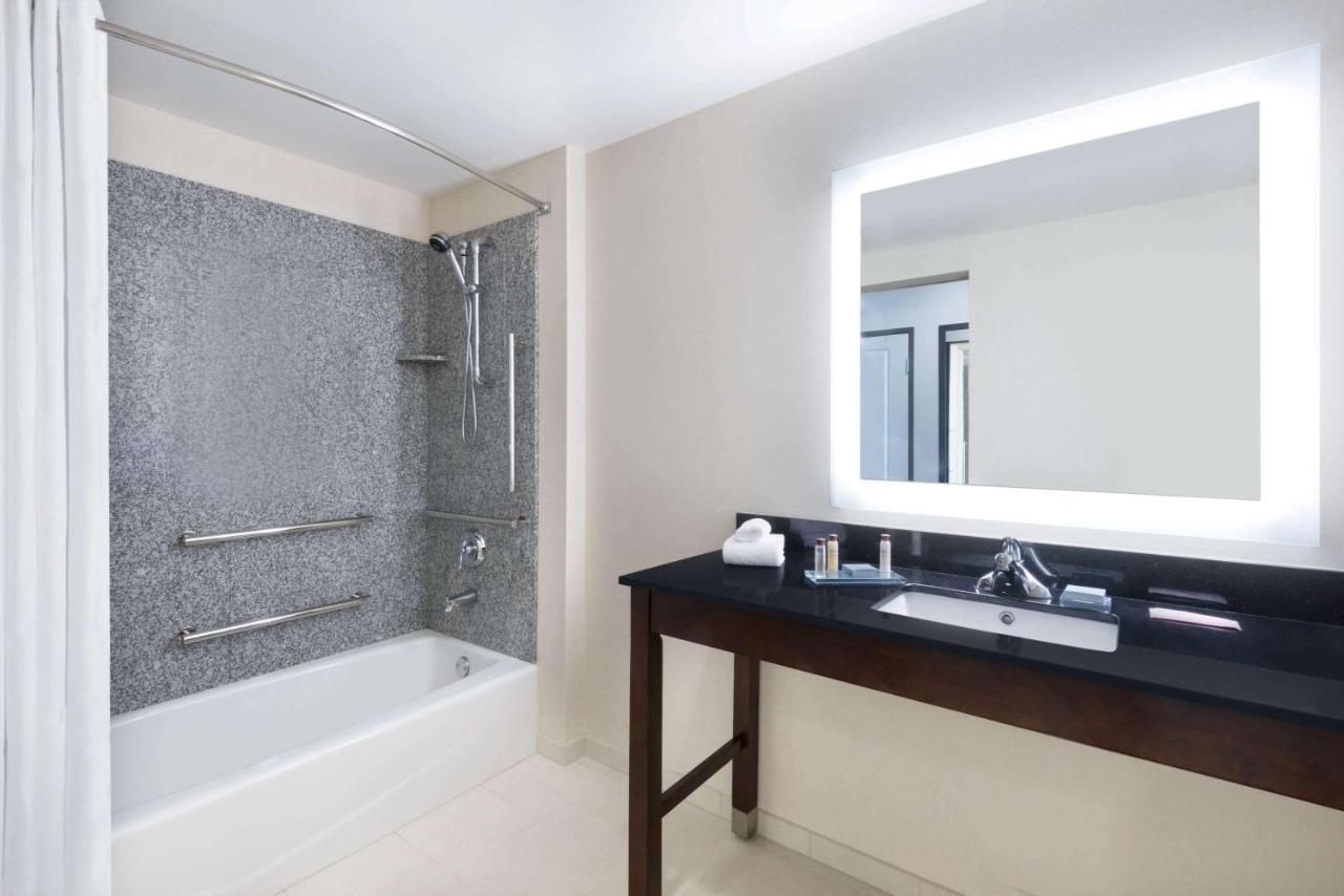 Wingate By Wyndham Sidney Hotel Ngoại thất bức ảnh